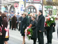 Delegacje władz z wieńcami