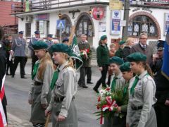 Harcerze składają wiązanki pod pomnikiem