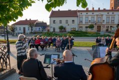 Losowe zdjęcie pochodzące z galerii wydarzenia: Śpiewanie Pieśni Maryjnych na Rynku